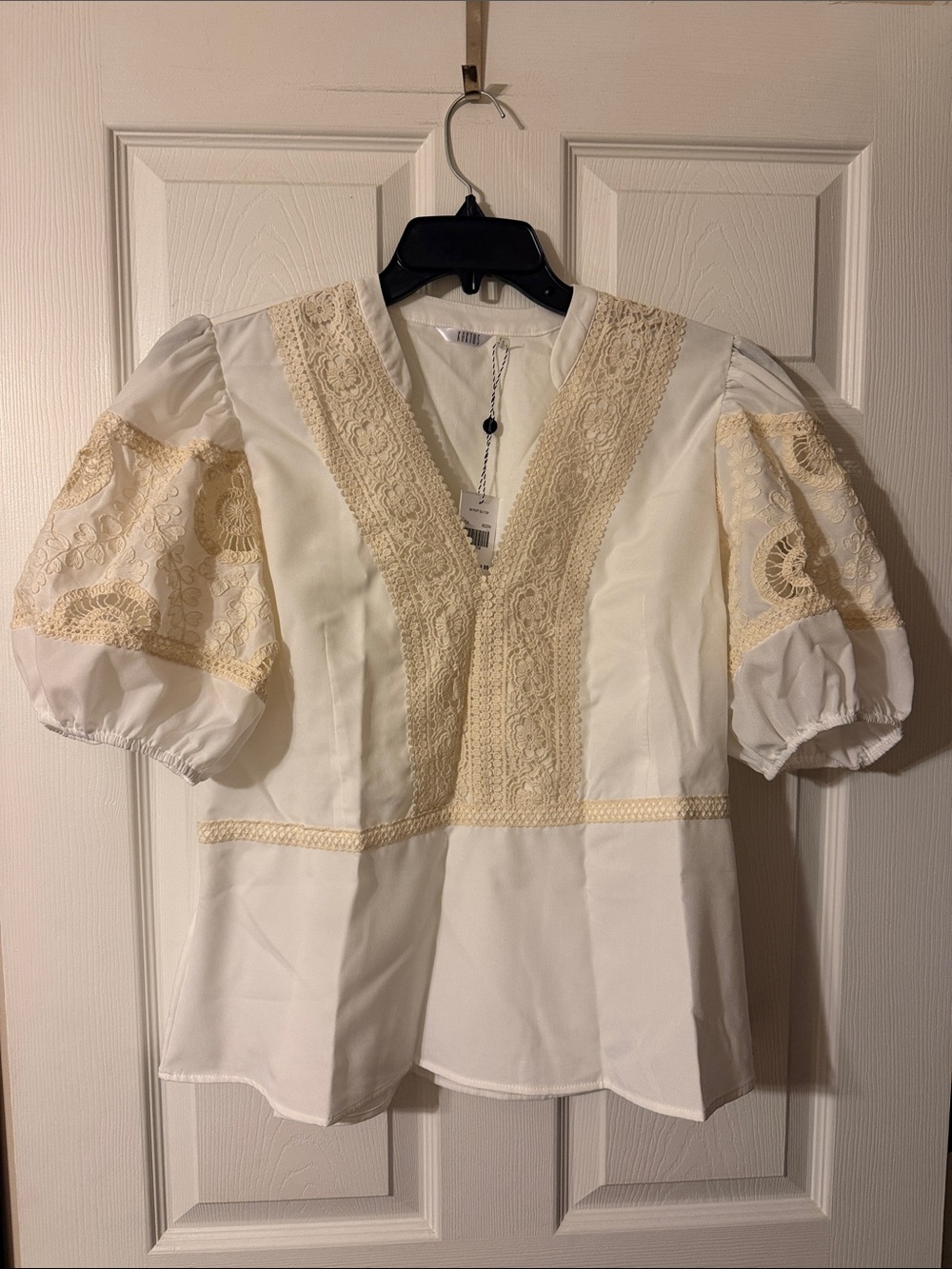 Kaktus White Top with Cream Lace Insets